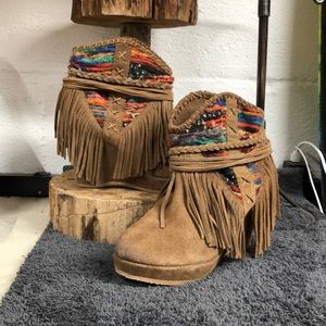 Lucky Monkey wedged fringed ankle boot size 8